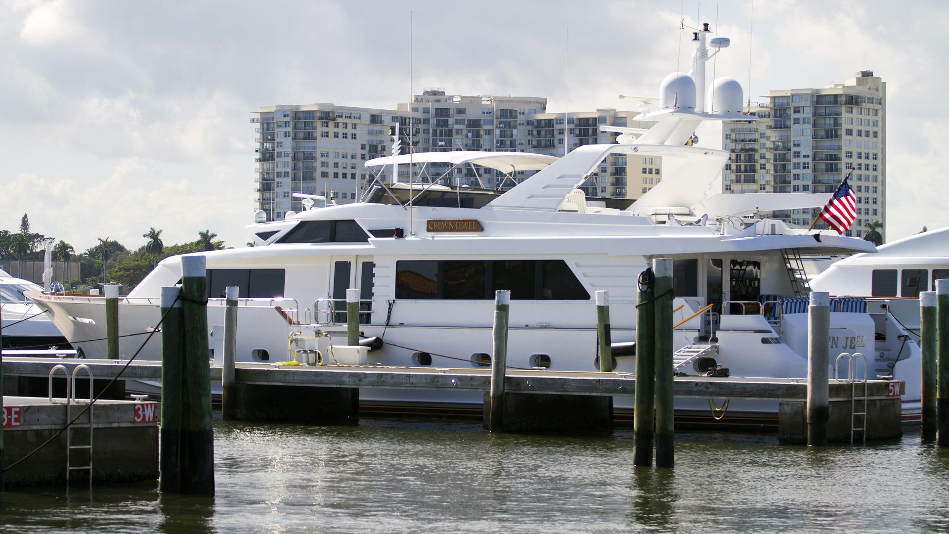 CROWN JEWEL yacht (Broward Marine, 29.26m, 1995)
